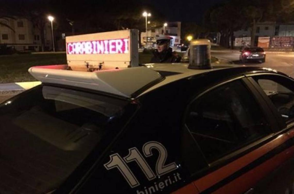 Fondi, non si ferma all'alt dei carabinieri e poi li aggredisce: 27enne nei guai