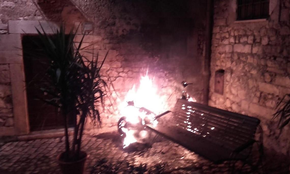Sermoneta, incendio nel centro storico: brucia un motorino. Si indaga