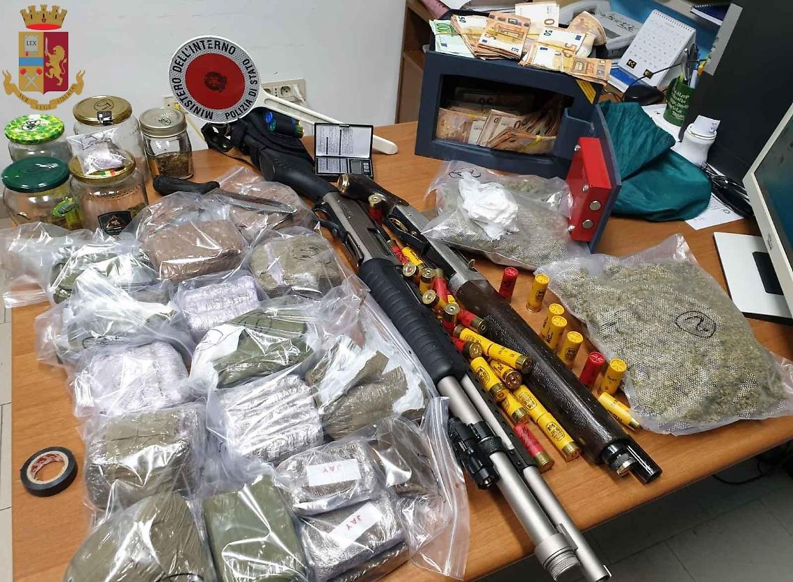 Soldi, armi e droga in un box, spacciatore 41enne arrestato dalla polizia