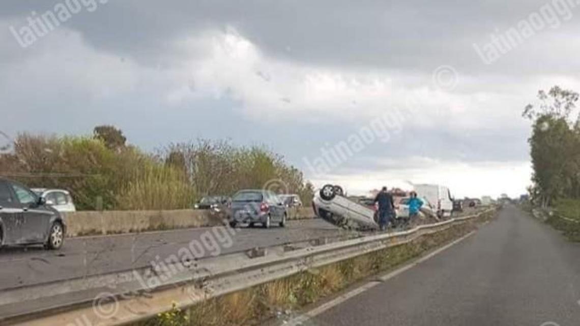Incidente sulla Pontina a Campoverde, un'auto si ribalta: un ferito grave