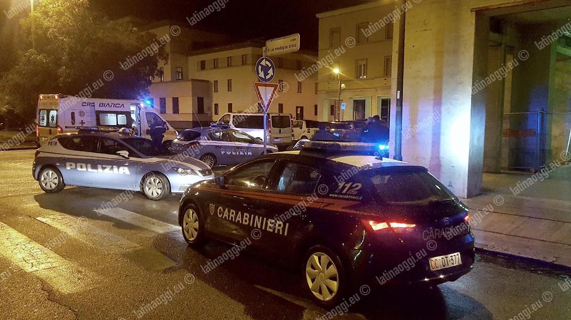 Pestati di botte in piazza da un giovane incappucciato