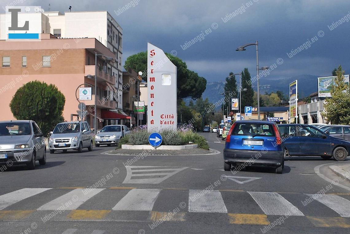 Donna scippata in strada a Borgata Carrara, bandito in fuga con uno scooter