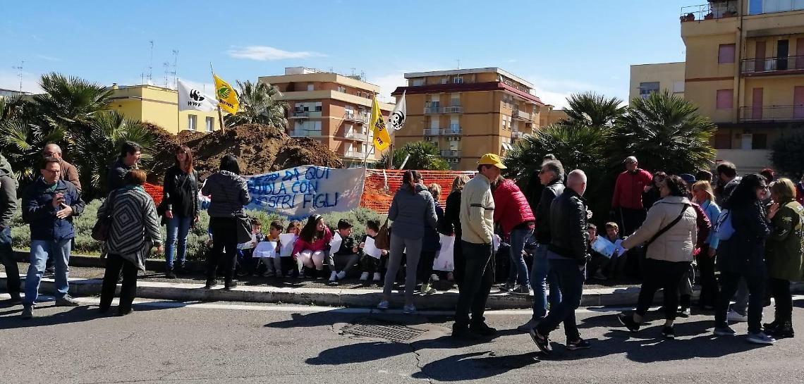 Cittadini in piazza contro l'installazione di un'antenna