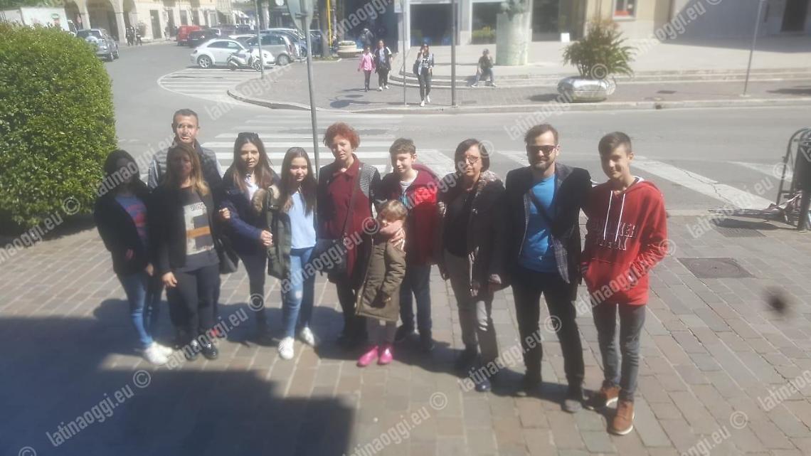 Le delegazione di genitori oggi dopo l'incontro in Comune