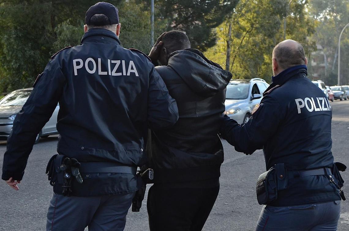 Cacciato dalla coop, migrante nigeriano aggredisce i poliziotti