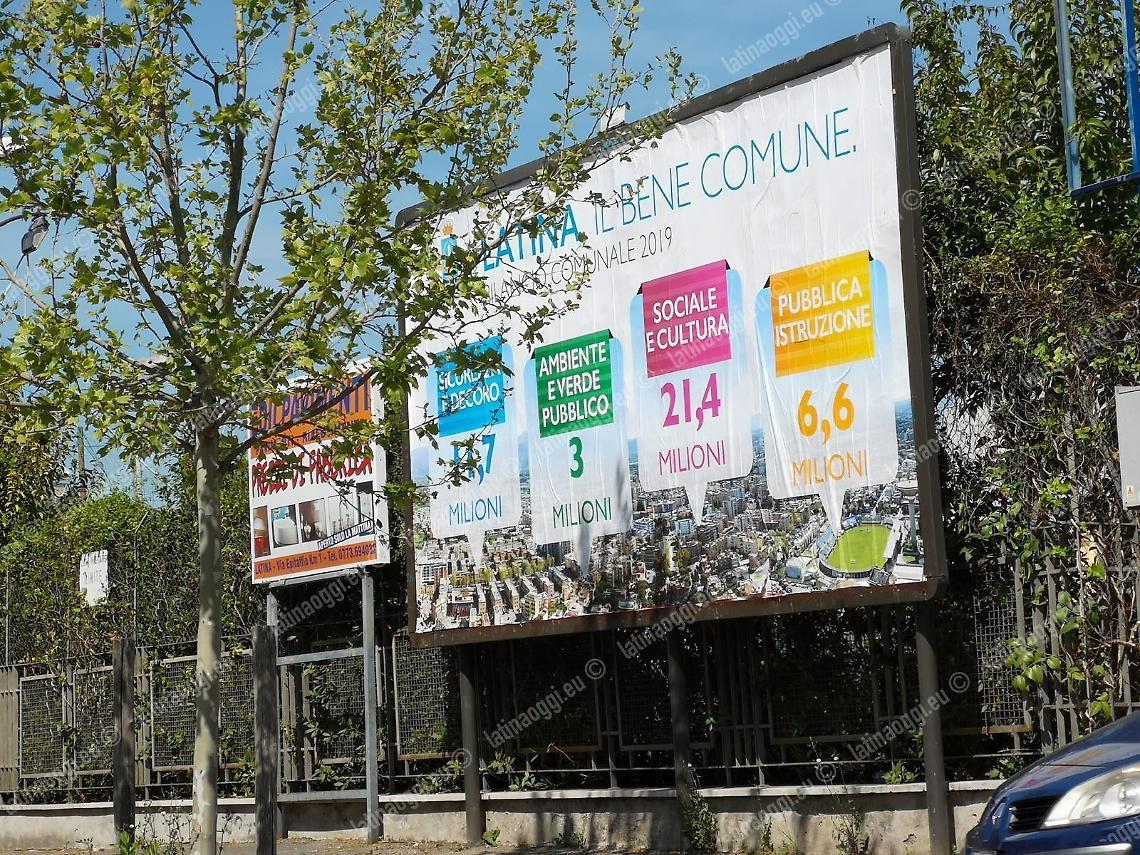 "Manifesti di propaganda". Bufera sulla comunicazione del Comune