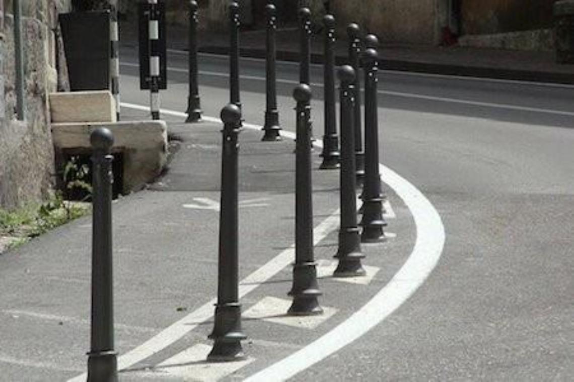 A Castelforte arrivano i paletti dissuasori contro i parcheggi selvaggi