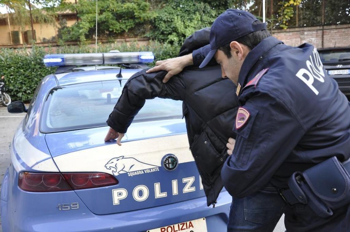 Maltrattamenti a moglie e figli, arrestato un 27enne