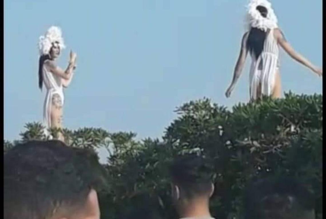 Festa sul lungomare a Terracina, ballerine sul tetto dello stabilimento