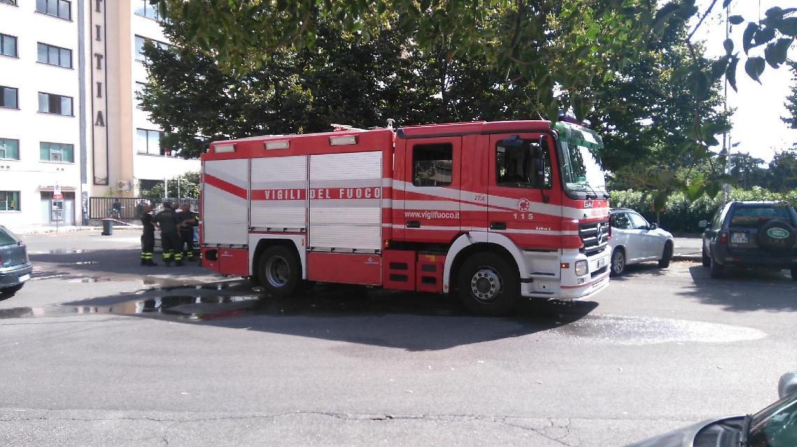 Prende fuoco una baracca per gli attrezzi, paura in paese