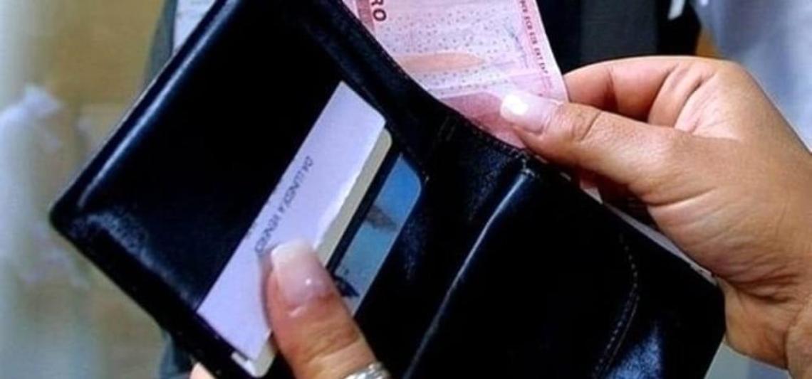 Chiede un passaggio in auto e gli ruba il portafogli, 23enne denunciata