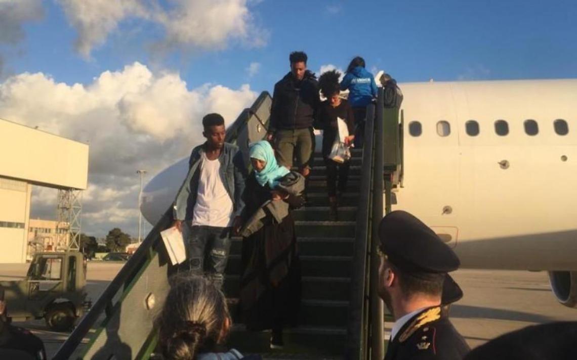 Salvati dalla Libia e portati in Italia: 147 migranti arrivano a Pratica di Mare