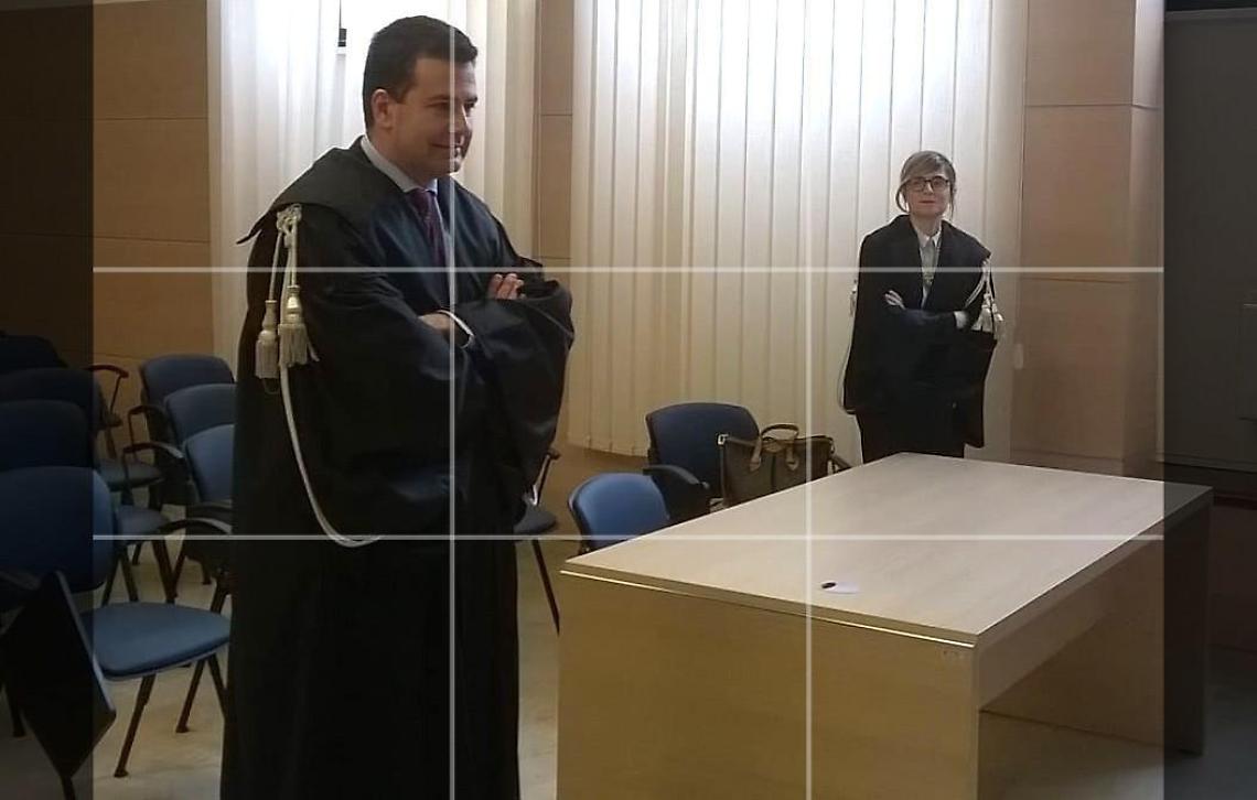 Tenta di baciare la vicina di casa e lei lo denuncia: patteggia due anni