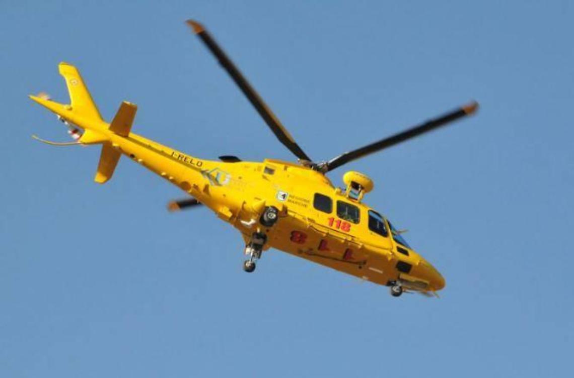 Schianto all'incrocio pericoloso, un uomo soccorso in elicottero