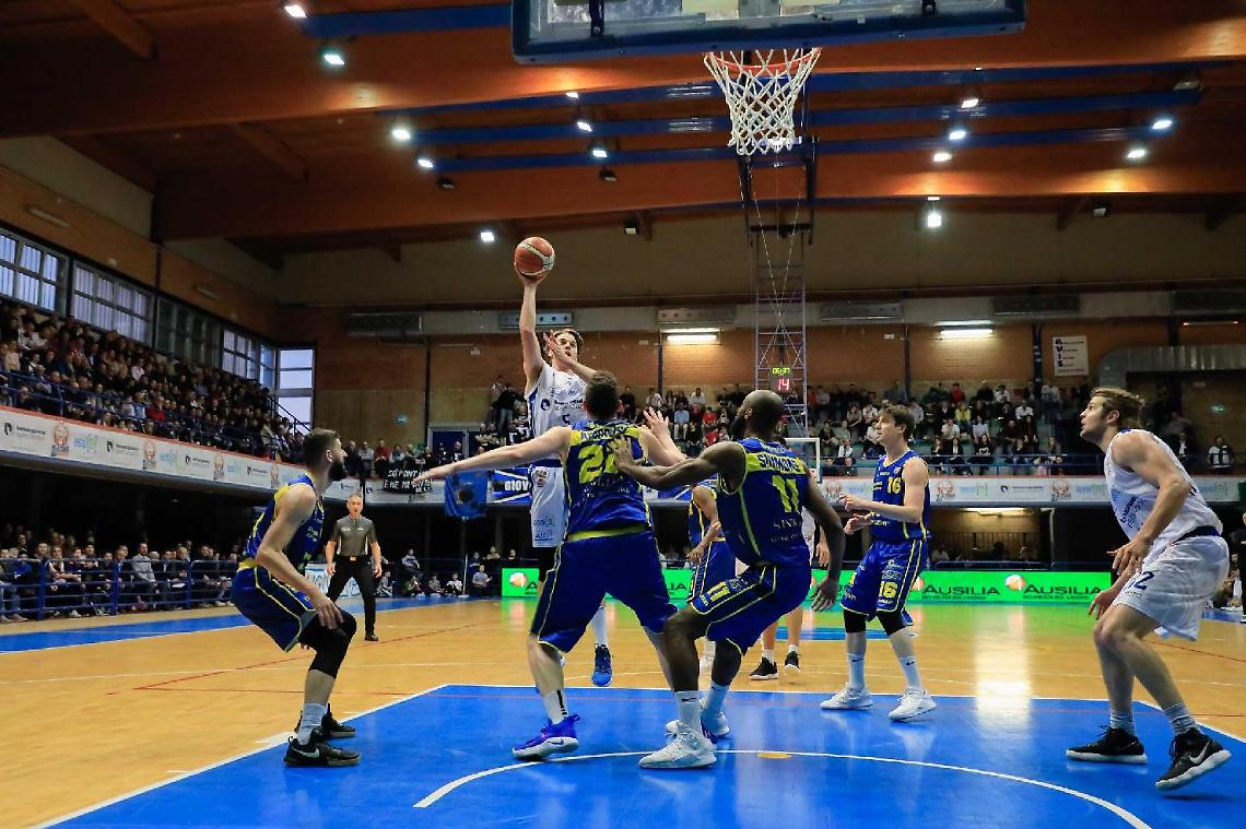 Benacquista Latina Basket, gara-4 sar&agrave; una partita da dentro o fuori