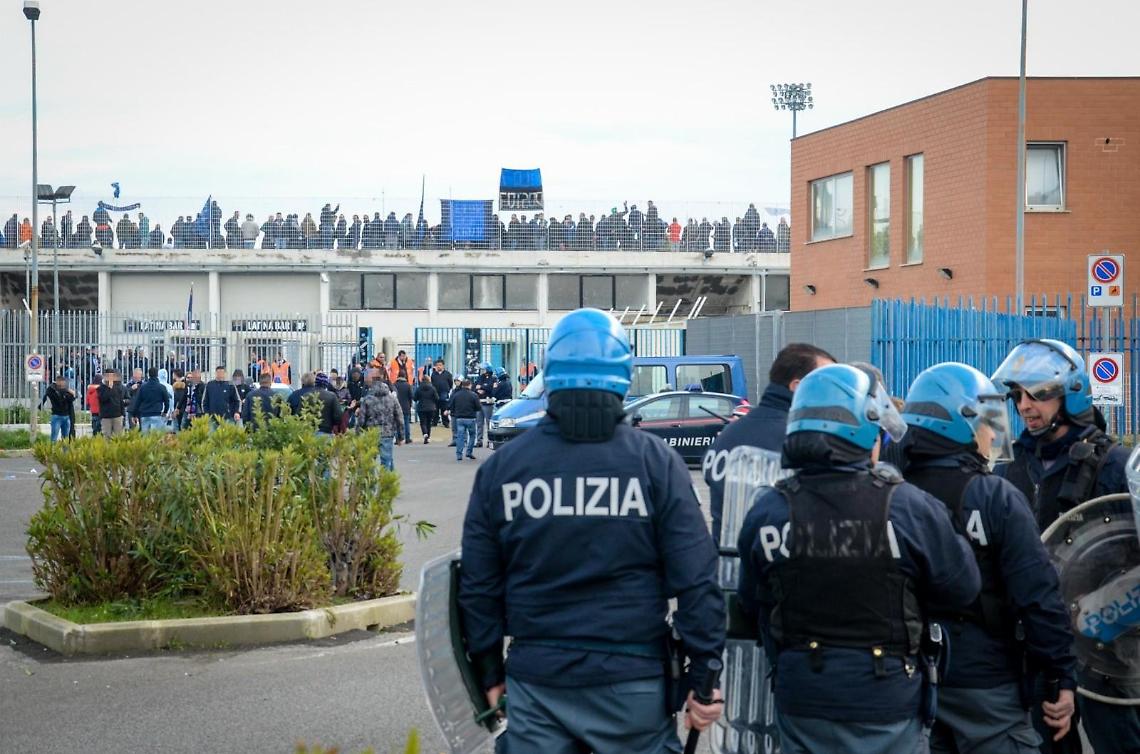 Bombe, fumogeni e bastoni in auto: ultras del Latina denunciato nella notte
