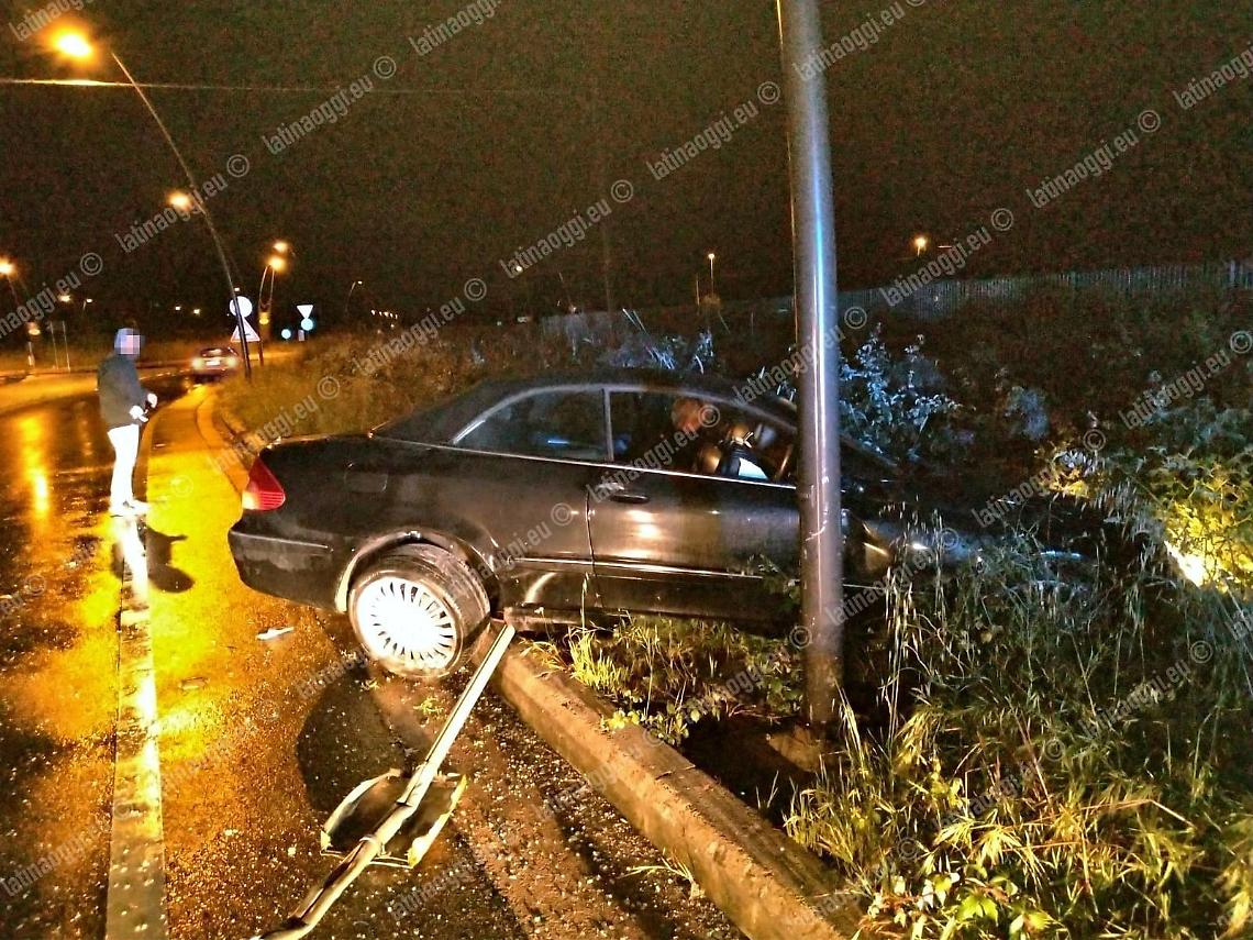 Rubano una Mercedes e si schiantano sulla Pontina: ladri in fuga