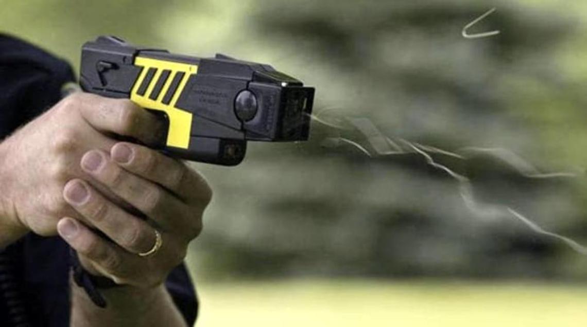 Niente taser per la polizia locale: il Comune non vuole dare l'ok
