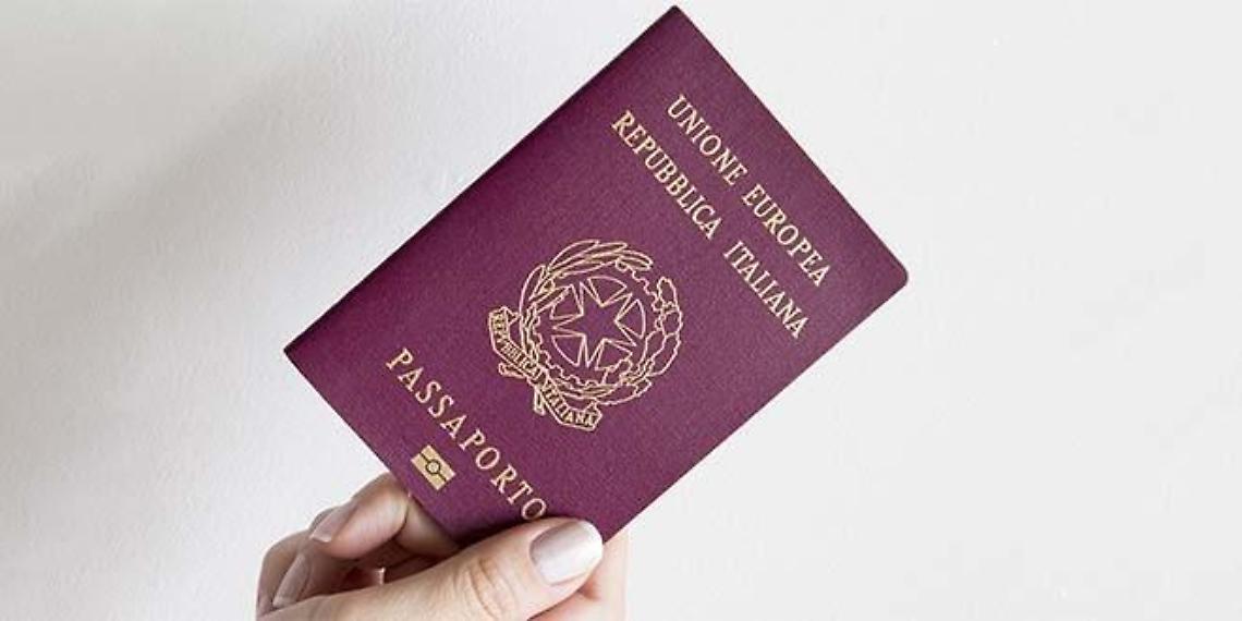 Girava con un passaporto contraffatto e scaduto. Denunciato