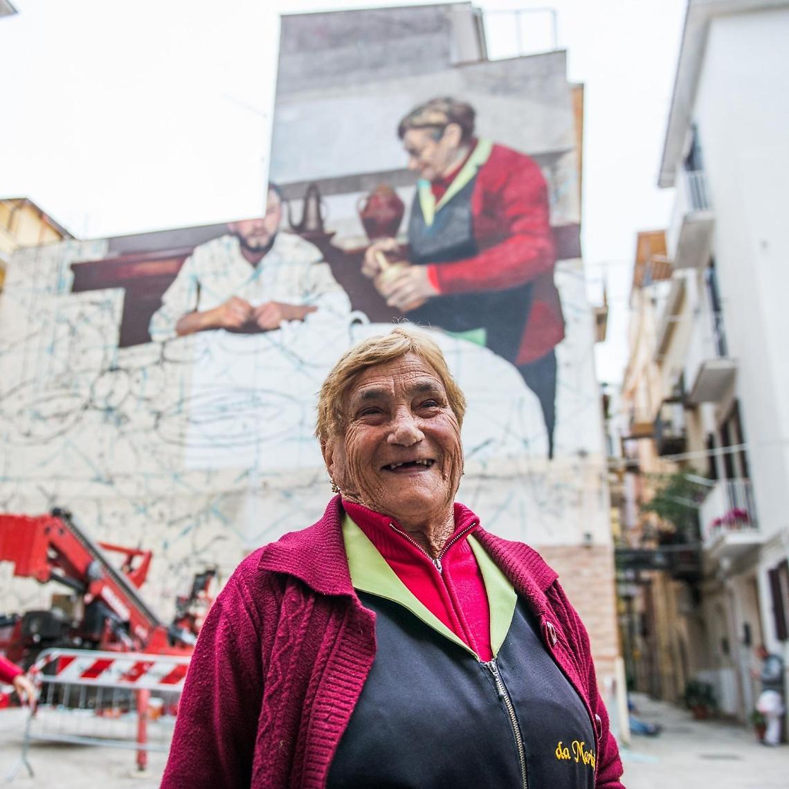 Un murales per la signora Marisella, la "star" di via Indipendenza