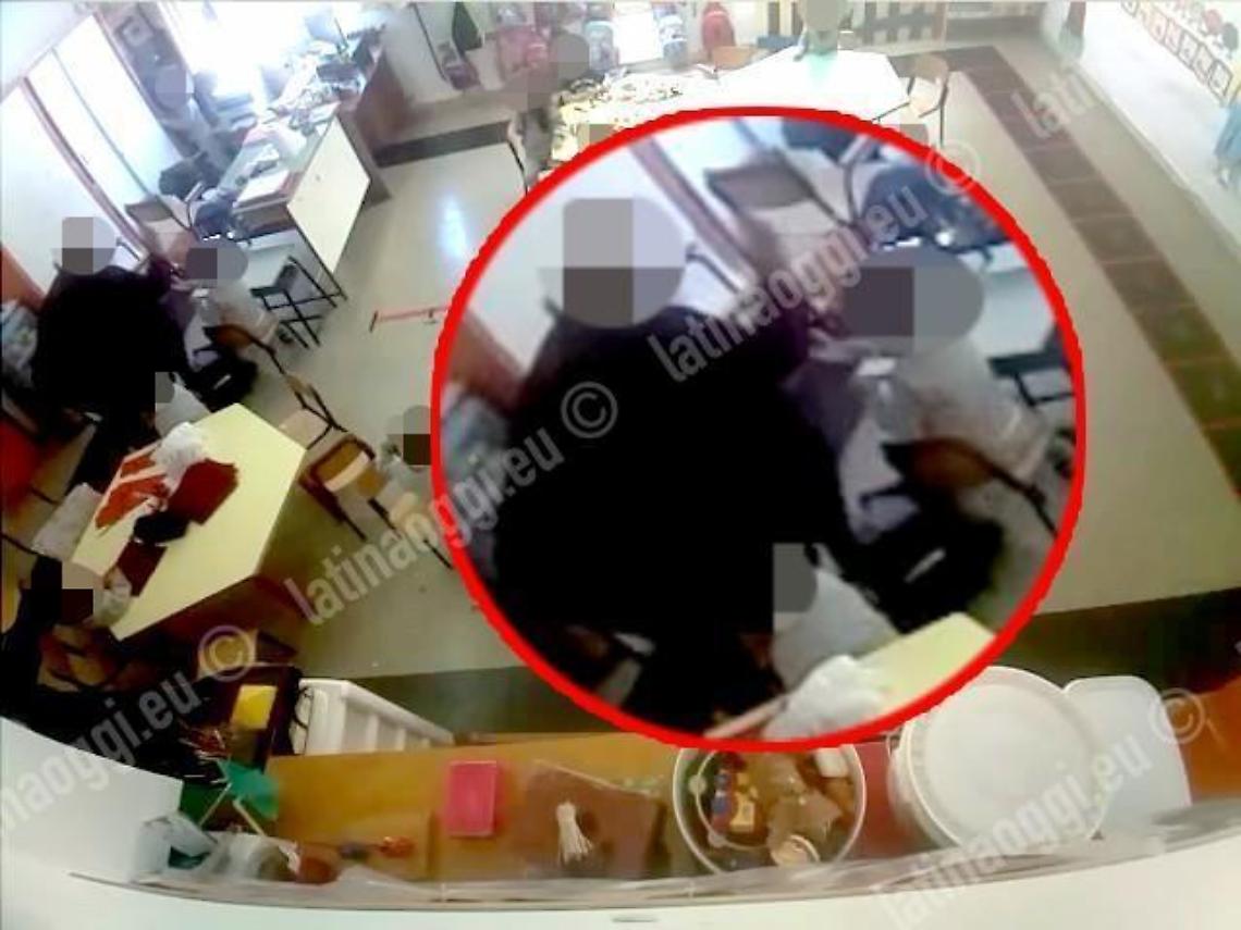 Maestra violenta, 5 minuti di interrogatorio: prime ammissioni