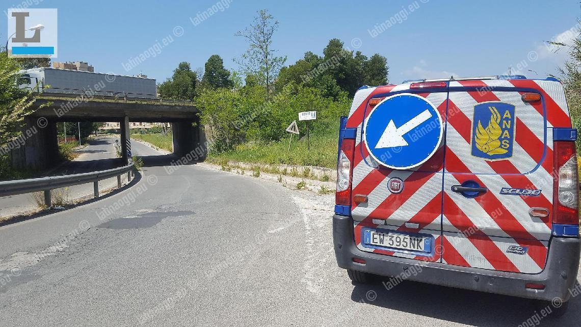 Il sottopasso della Pontina continua a perdere pezzI: crollano calcinacci