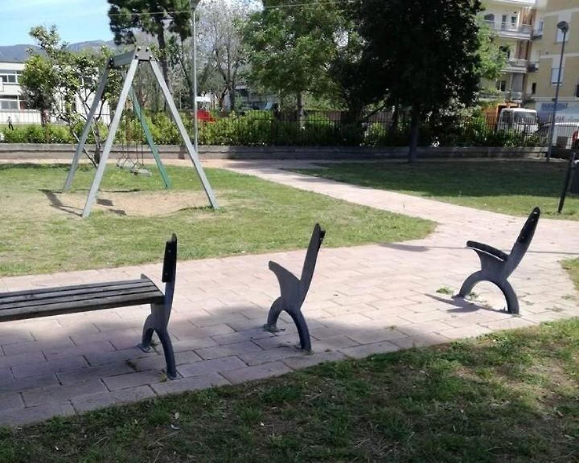 I vandali tornano in azione, sfregi ai giardini pubblici