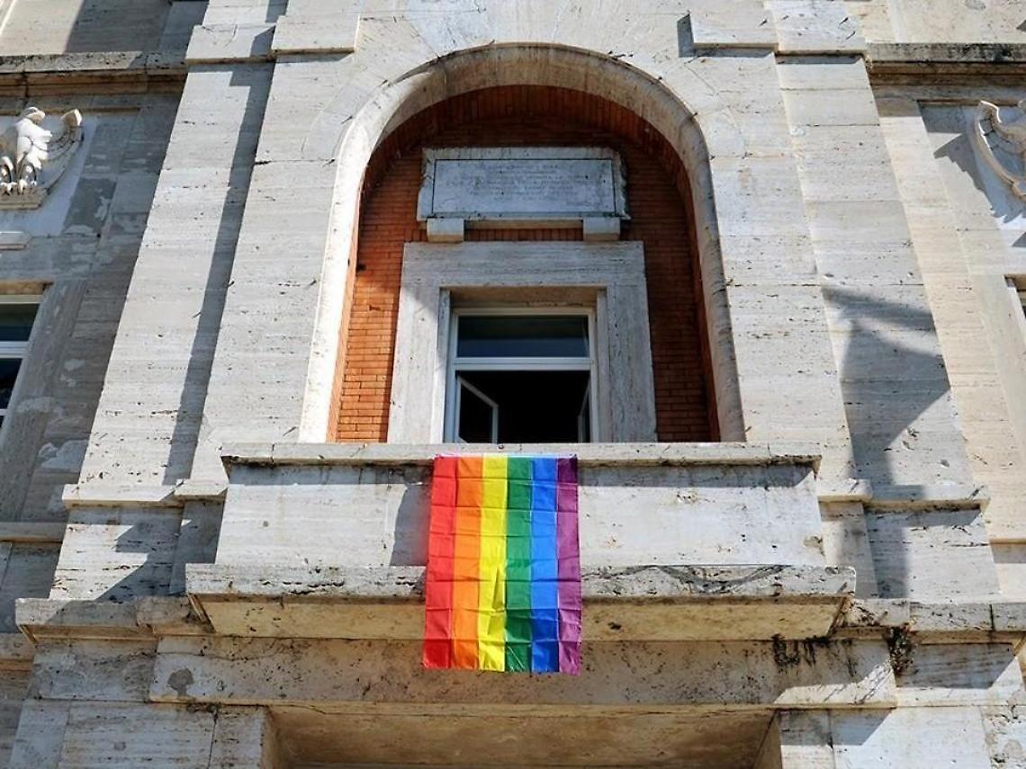 No all'omofobia, i Comuni di Aprilia e Latina espongono la bandiera arcobaleno