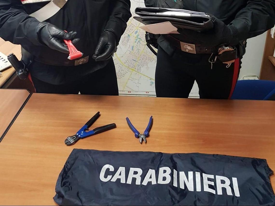 Taglia la recinzione e tenta di introdursi nel campo sportivo di Santa Rita