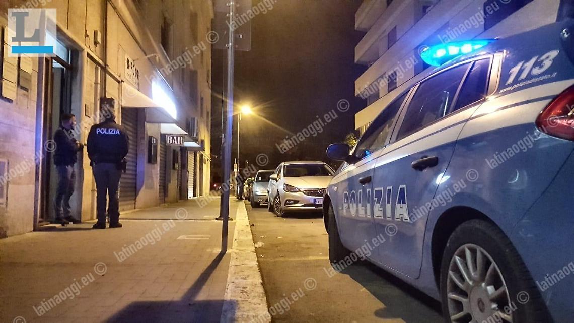 Muore sulle scale di casa in centro, indagini sulle cause
