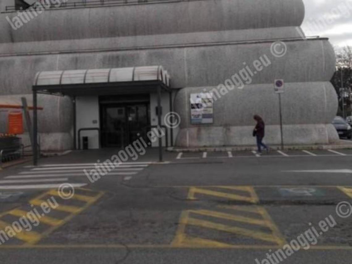 Rissa nel centro commerciale, pestata anche la guardia