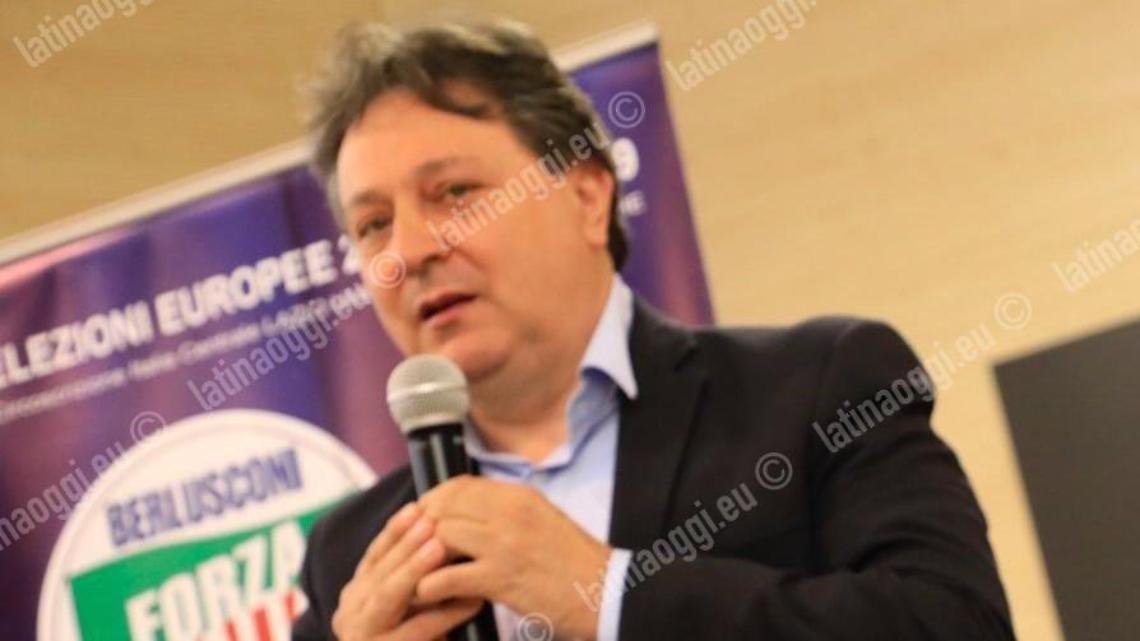 Fazzone scarica Berlusconi: "Forza Italia si rigeneri con un nuovo leader"
