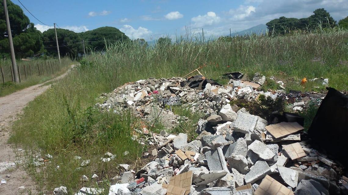 Fuoco alla discarica abusiva