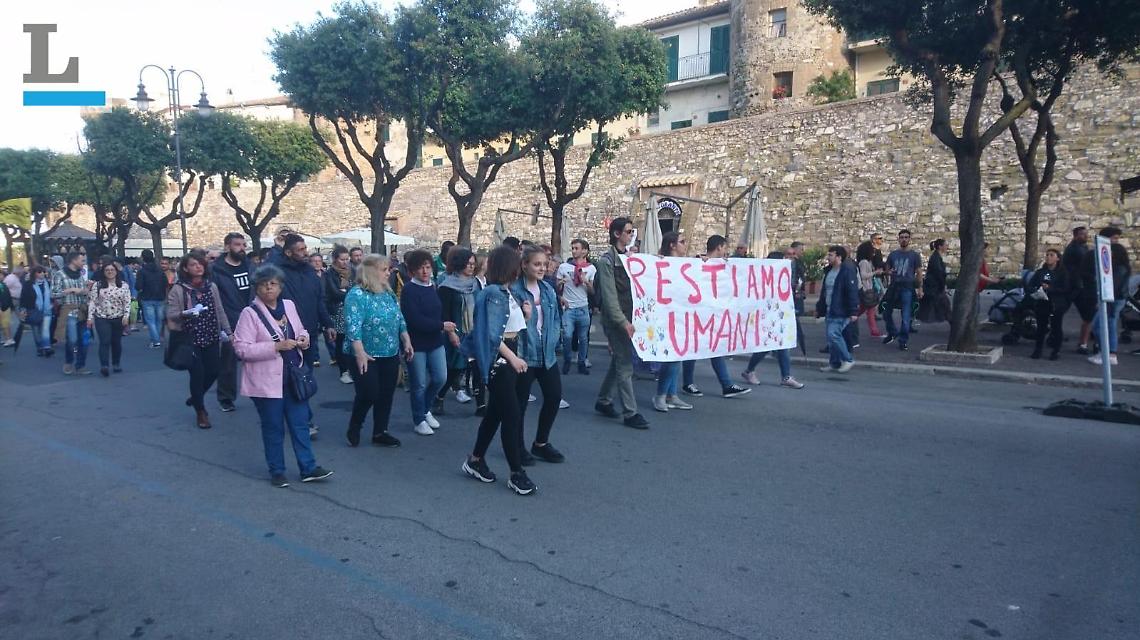 Ministro Salvini a Nettuno, la protesta pacifica per i migranti: &laquo;Restiamo Umani&raquo;