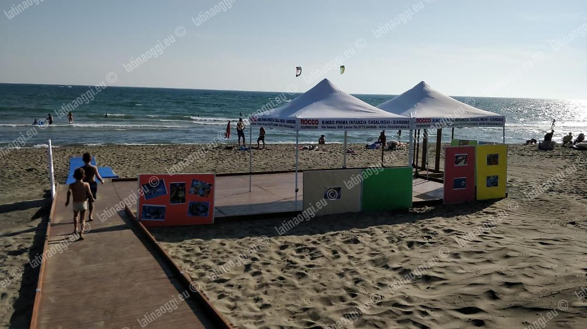 Atti vandalici sulle passerelle del lido appena restaurate