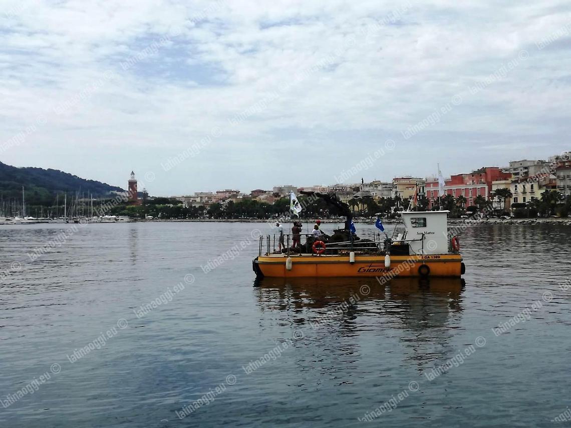 Raccolta di pneumatici usati davanti alla Peschiera a Gaeta