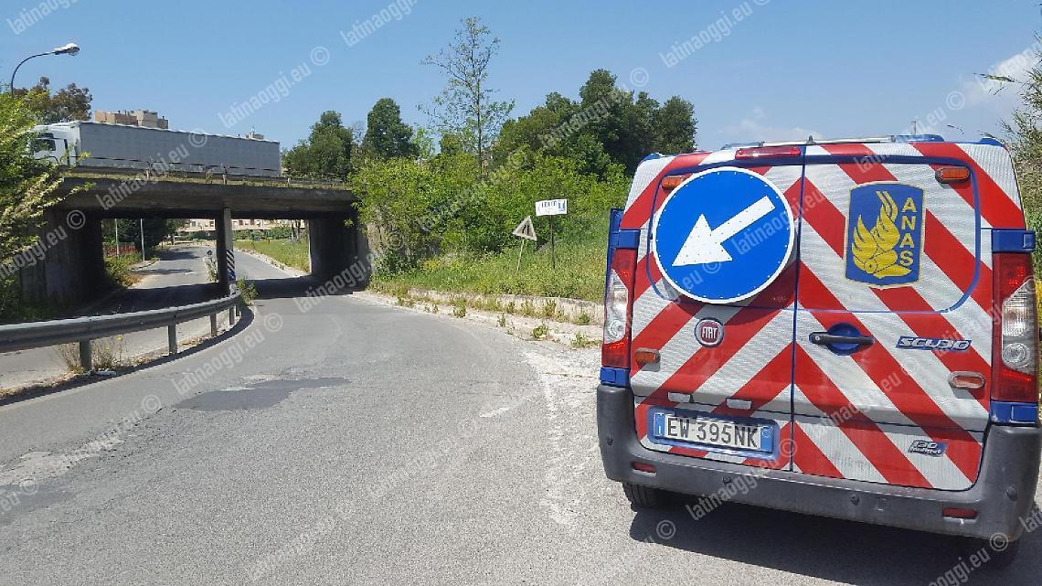 Lavori per l'asfalto sulla Pontina, carreggiata ridotta per una settimana