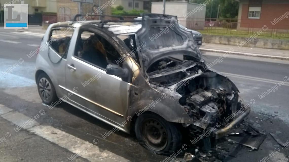 Auto prende fuoco in strada: intervengono i vigili del fuoco