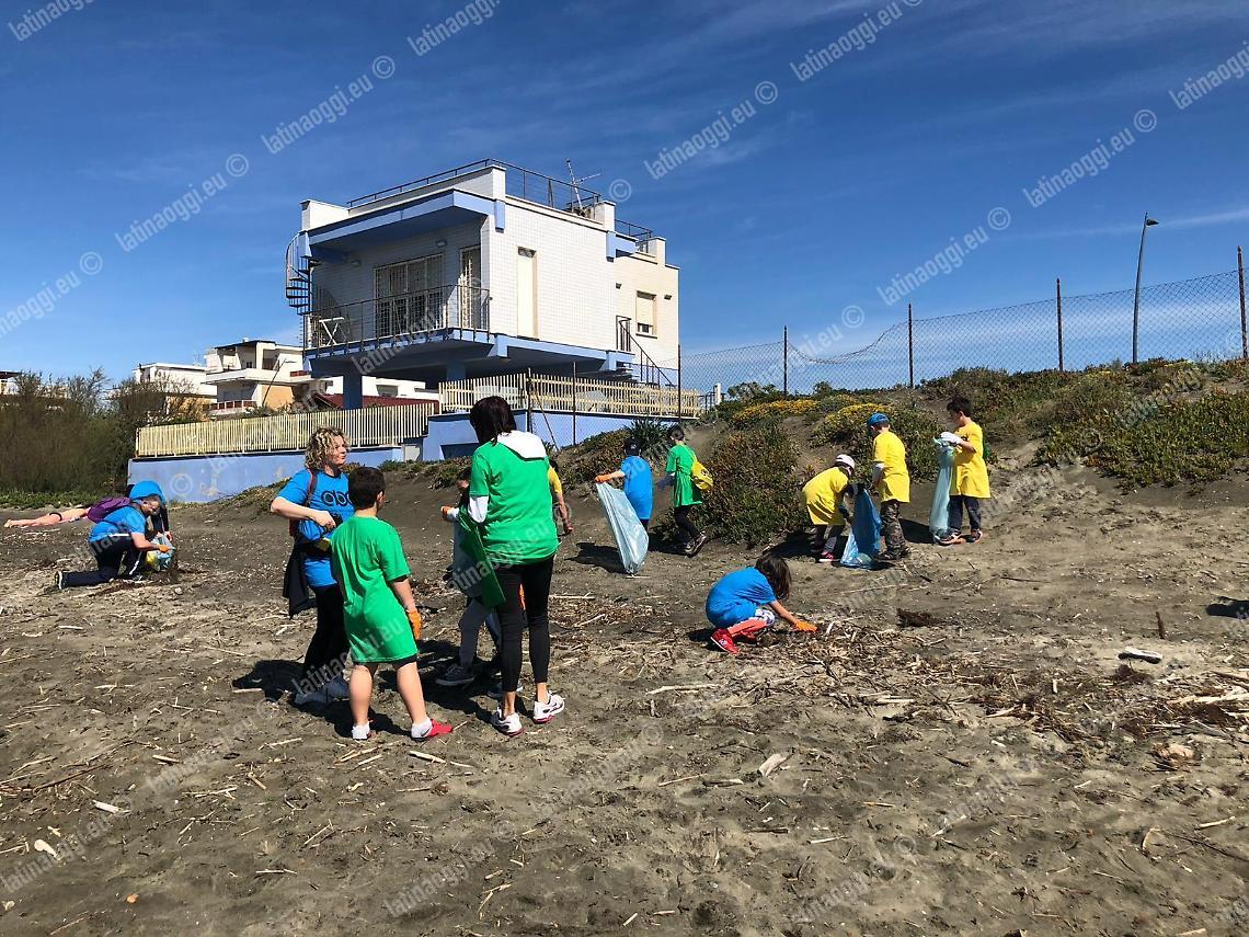 Basta plastica sulle spiagge di Latina, l'ordinanza del sindaco