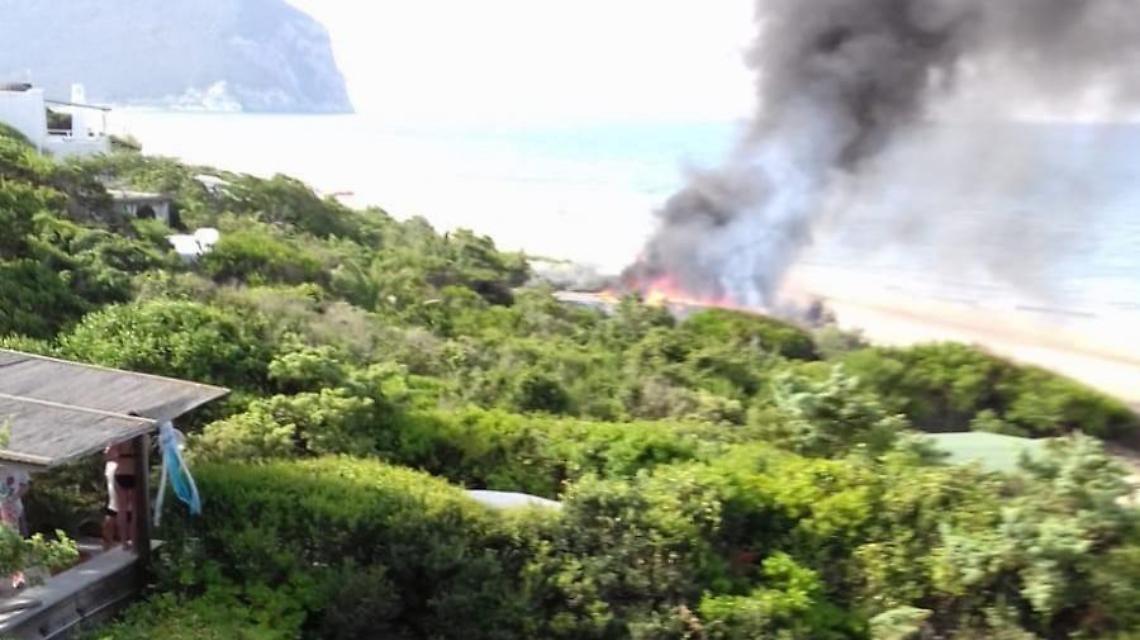Fiamme sulla duna, intervengono i carabinieri forestali e i vigili del fuoco