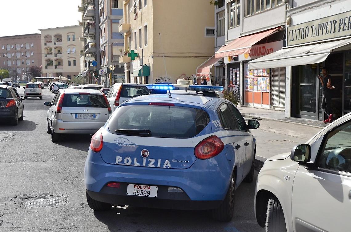 Mendicante picchiato in centro