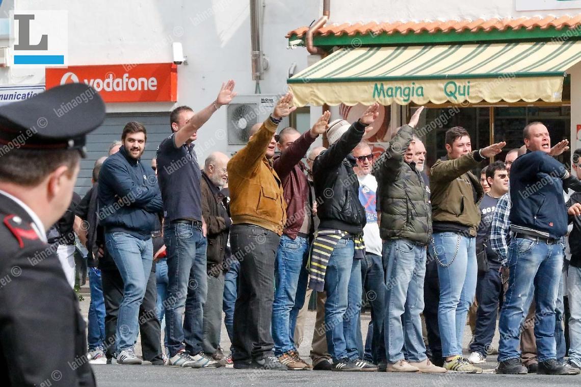 I saluti fascisti durante il raduno del 2015