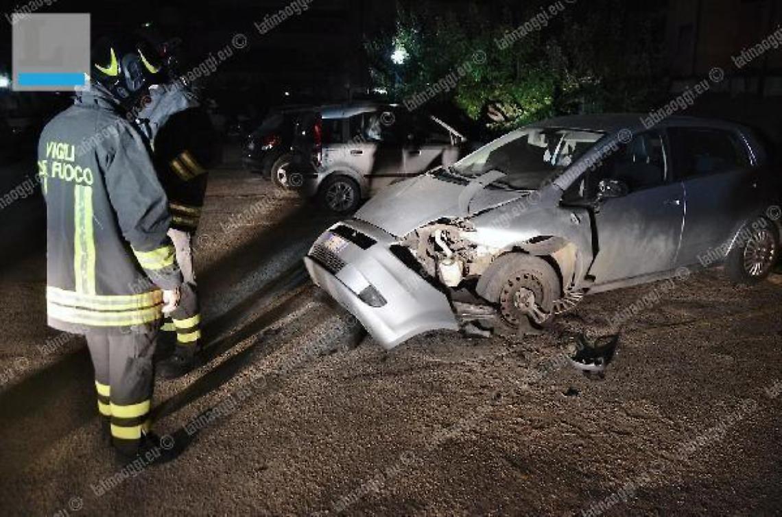 Attentato esplosivo, c'è un testimone: viste due auto sospette durante la fuga