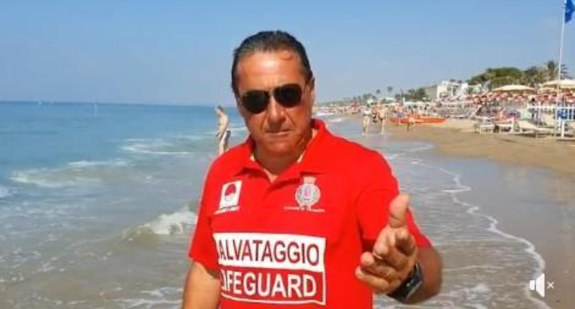 Terracina, balneare "beve" acqua di mare: "E' pulita, basta leoni da tastiera"