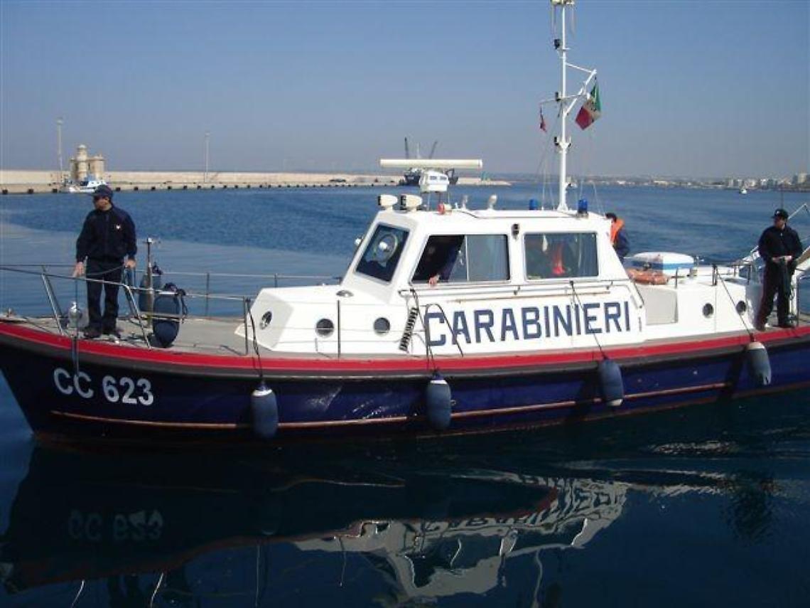 Restano senza benzina su un gommone a Ponza, salvati dai carabinieri