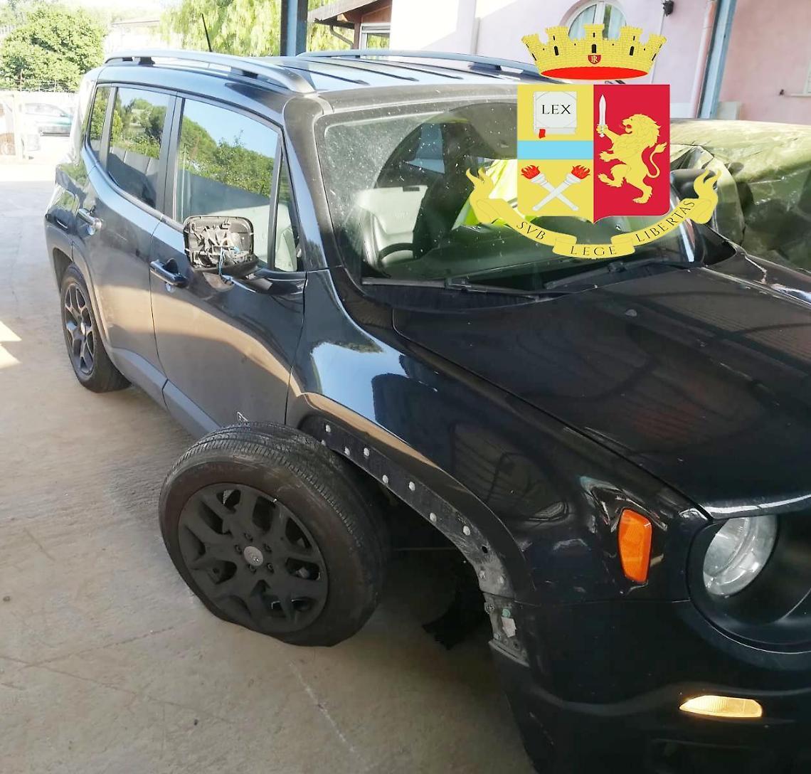 Ubriaco riparte con la Jeep e danneggia tre auto parcheggiate