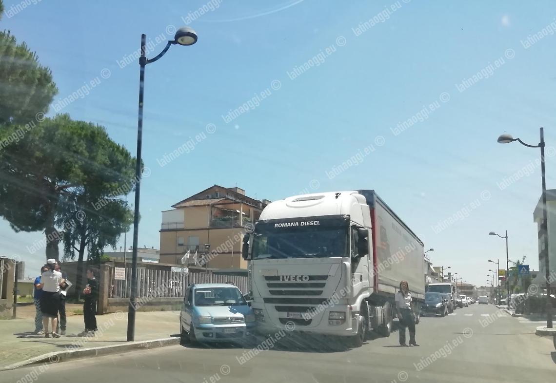 Incidente tra camion e auto in via Carducci, traffico in tilt in centro