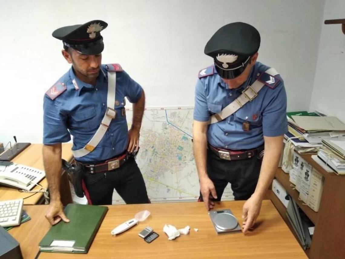 In casa gli trovano droga e ... 63 confezioni di preservativi