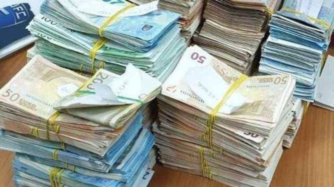 Fermati con migliaia di euro in contanti in auto, sequestro annullato