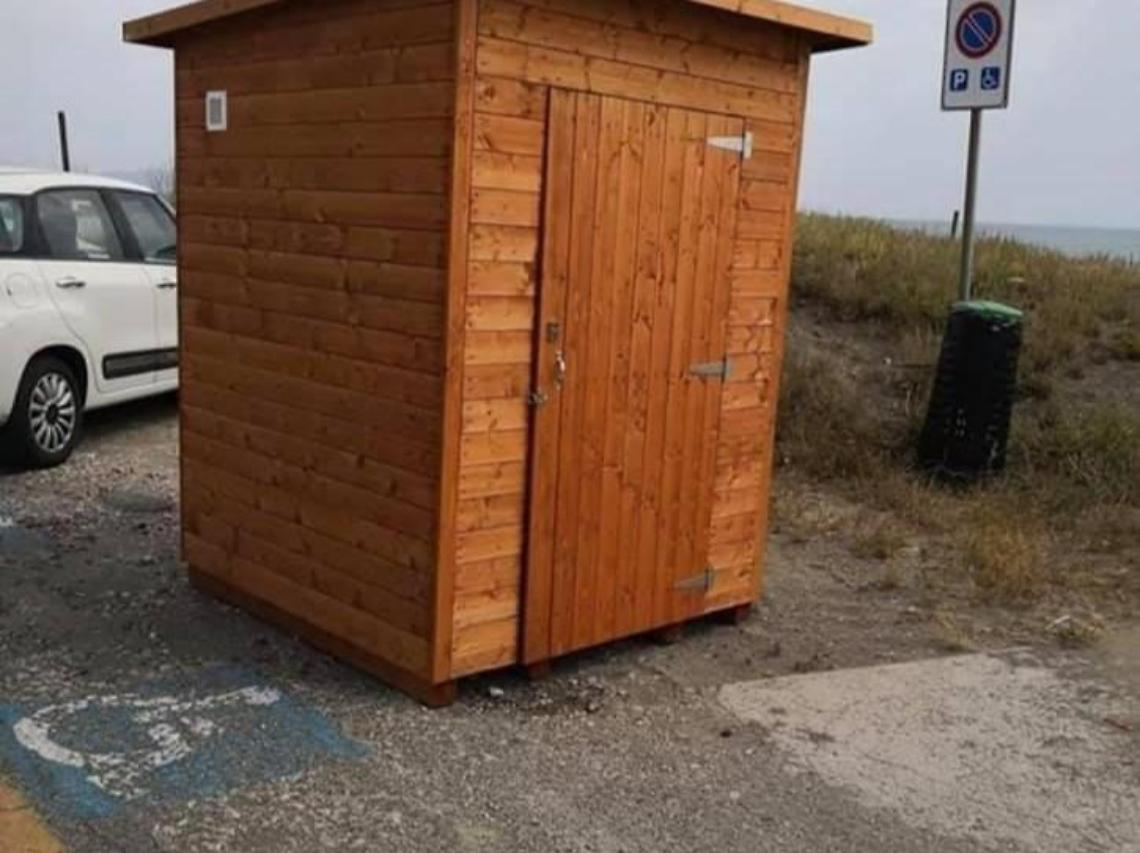 Lbc vede squadristi ovunque, anche nei bagni chimici al mare